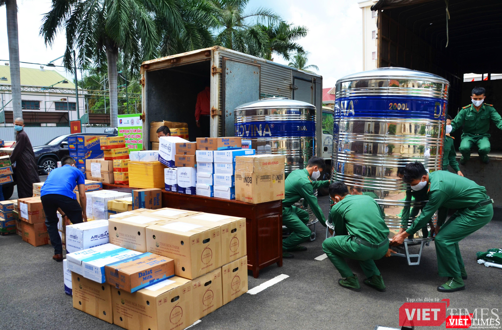 Trong hơn 30 mặt hàng tặng chiến sĩ biên phòng, có bồn chứa nước mưa