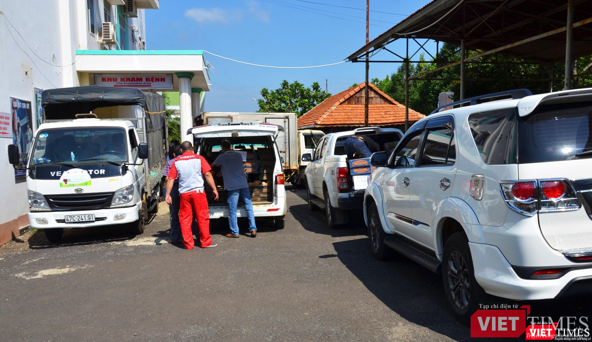 Đoàn xe chở quà đến Bệnh viện Lao Phổi Đắk Lắk