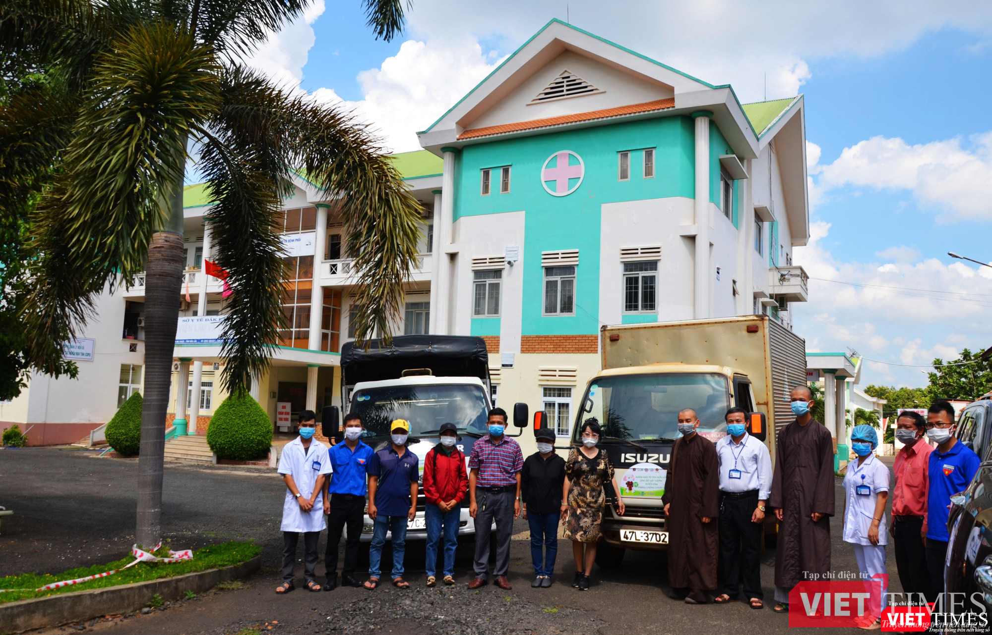 Đại diện Bệnh viện chụp ảnh lưu niệm tiễn đoàn