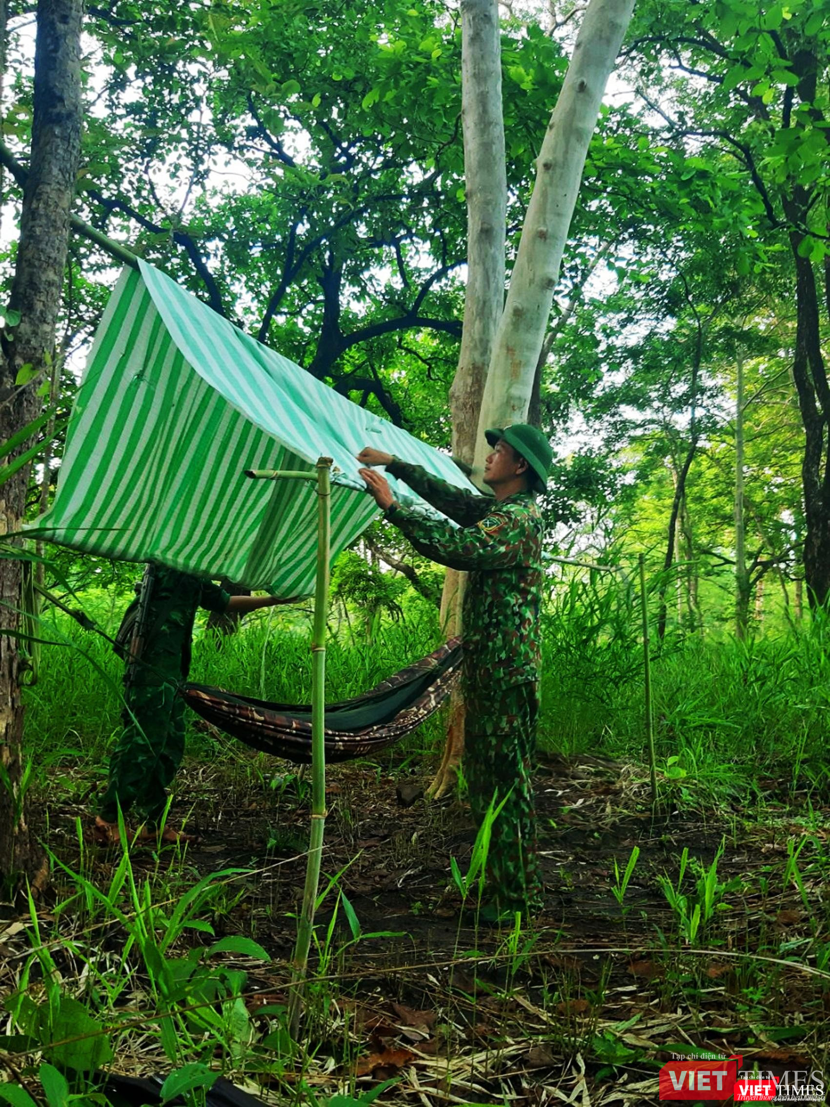 Chiến sĩ trẻ đối mặt với nhiều gian khổ để làm tốt nhiệm vụ phòng dịch