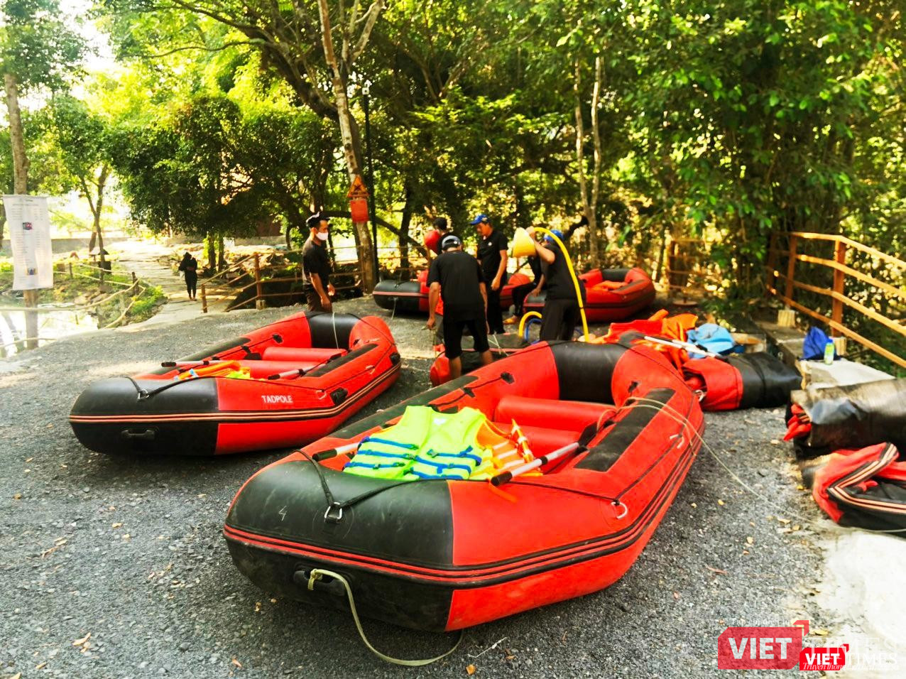 Sáng sớm mùng Hai tết Tân Sửu, nhân viên du lịch cụm thác chuẩn bị xuồng hơi, áo phao