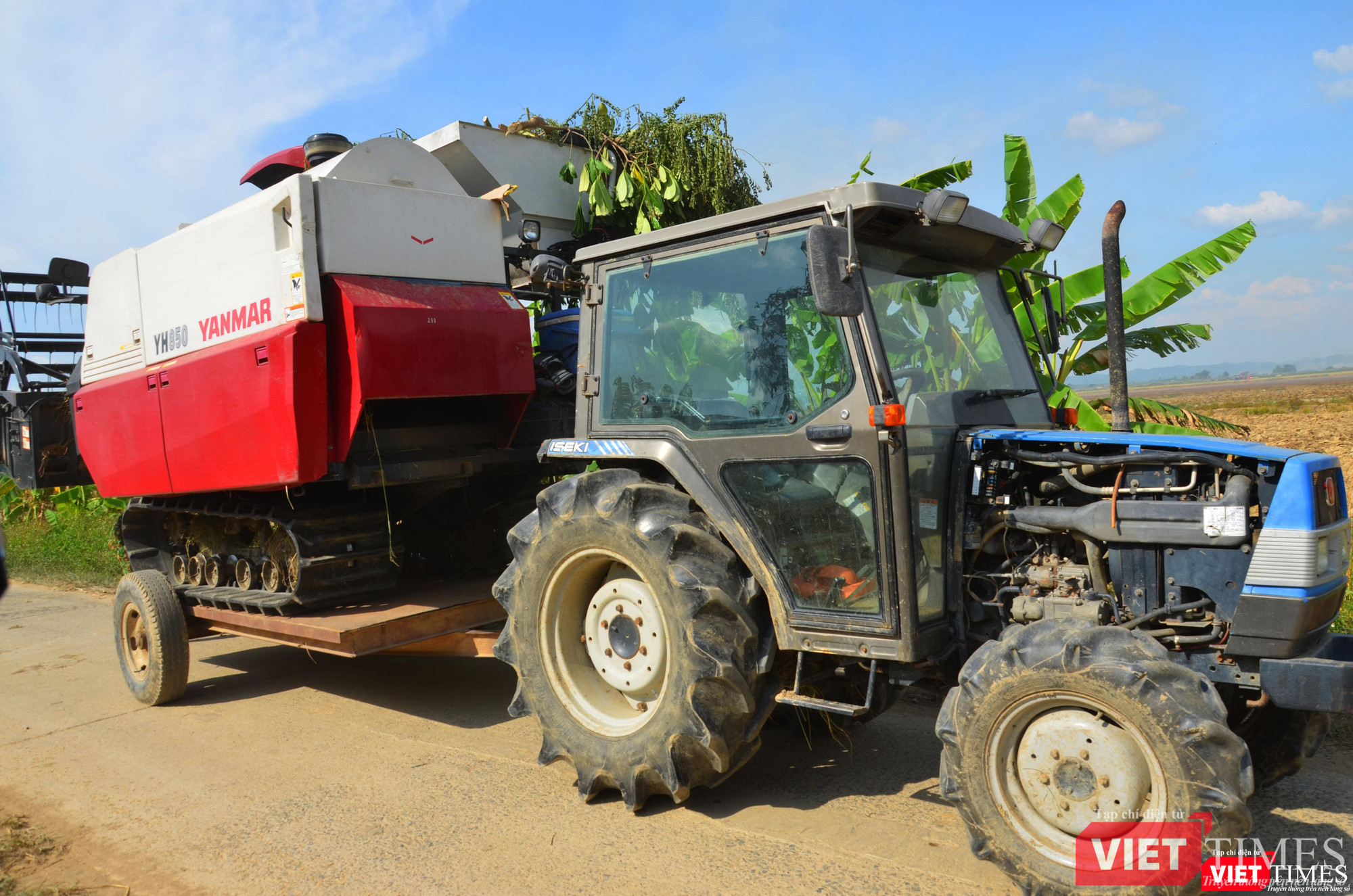 Các phương tiện cơ giới chạy trên đường làng Các phương tiện cơ giới chạy trên đường làng