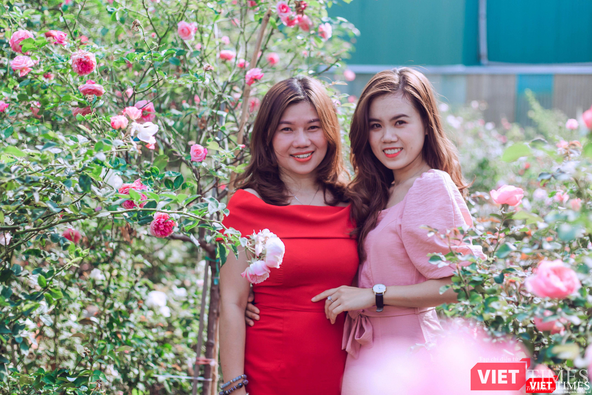 Thùy Dương (trái) thành bạn thân của Phương Nga (phải) để chia sẻ về hoa