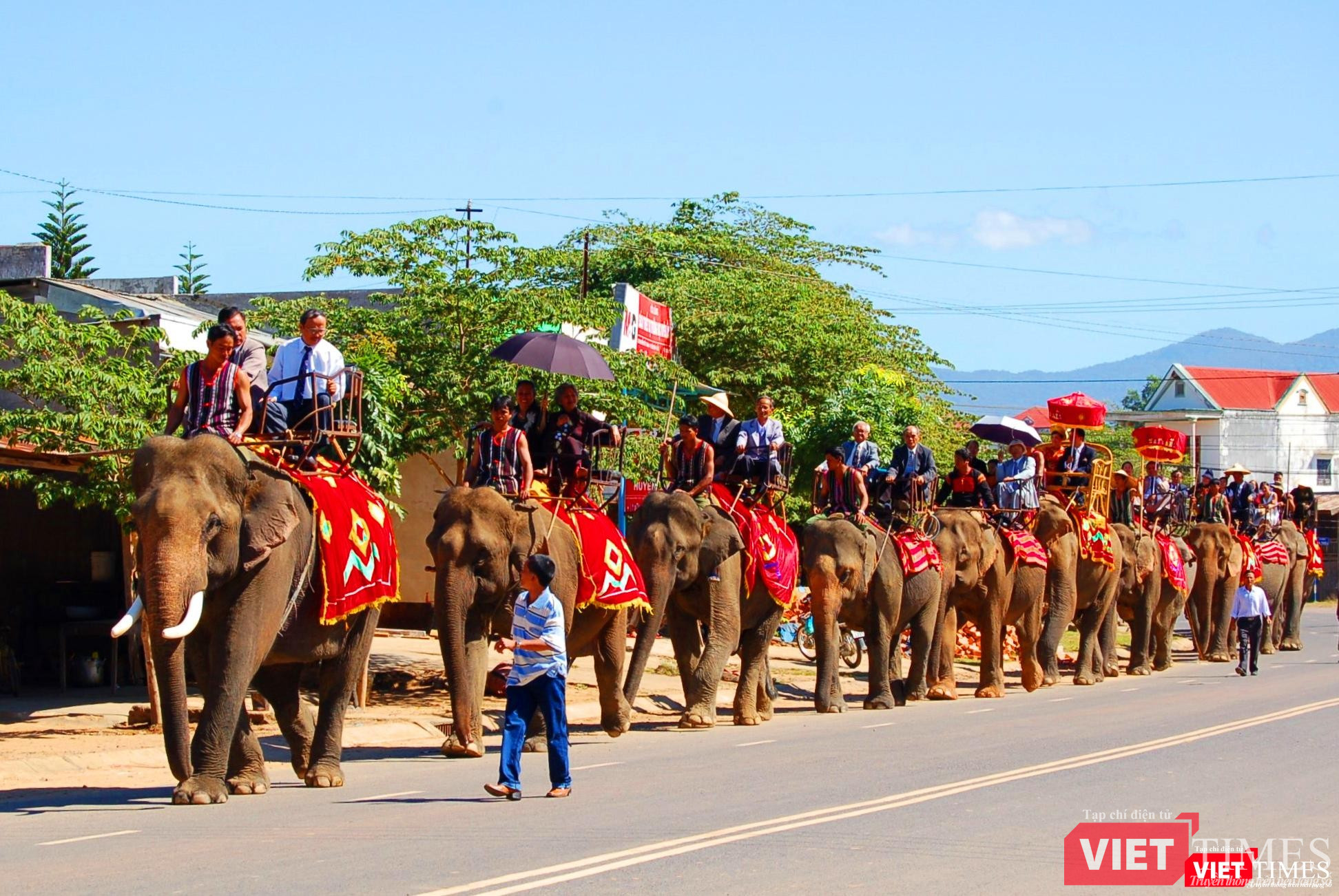 Đoàn rước dâu qua thị trấn Liên Sơn