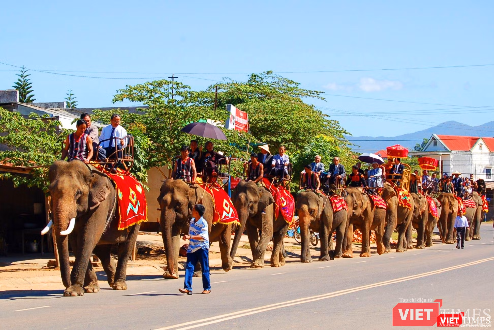 Đoàn rước dâu qua thị trấn Liên Sơn