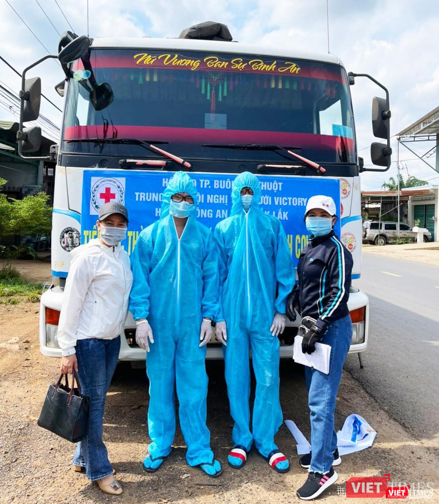 Các bác tài cẩn thận mặc trang phục phòng dịch