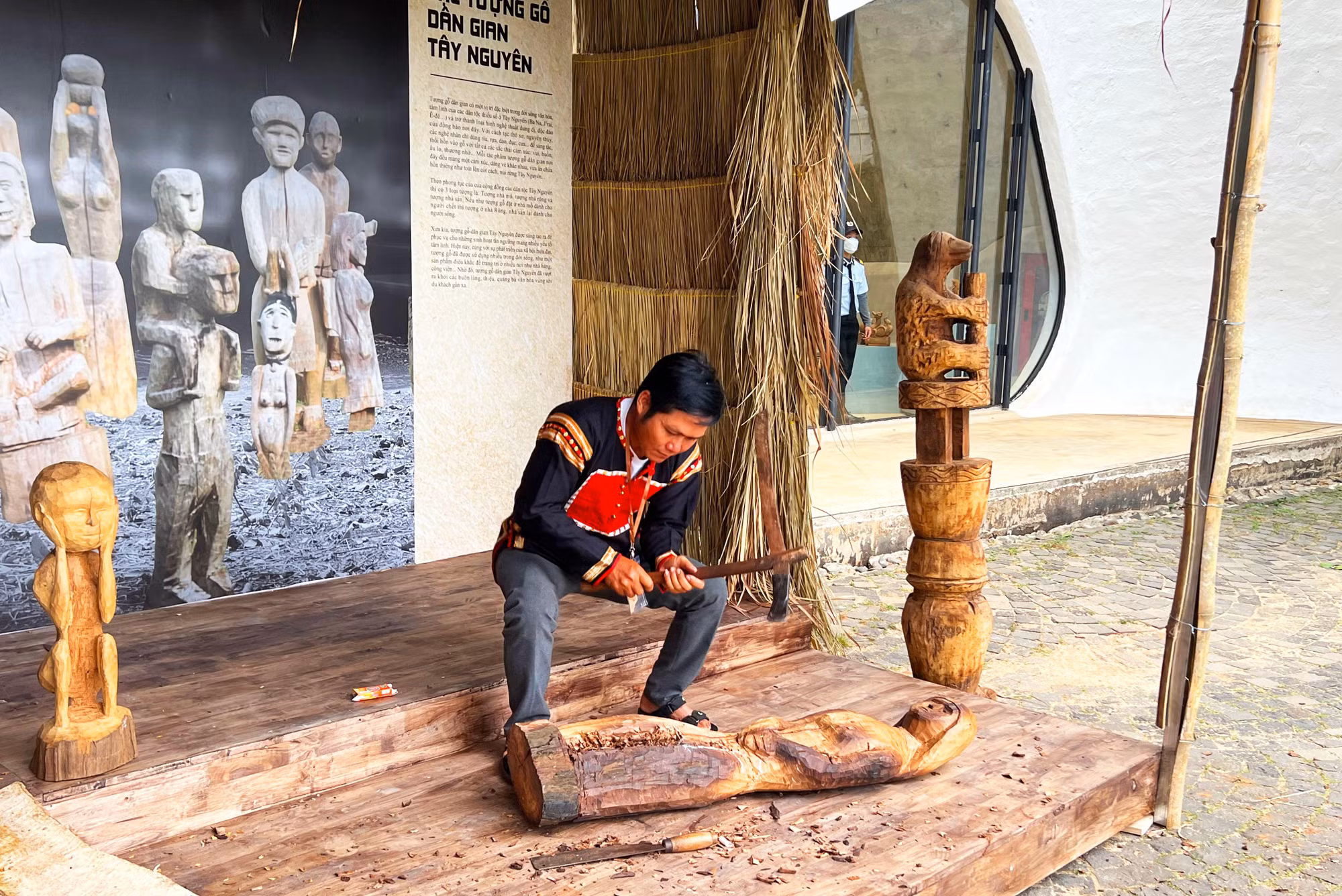 Ngoài sân, nghệ nhân say mê đẽo tượng nhà mồ