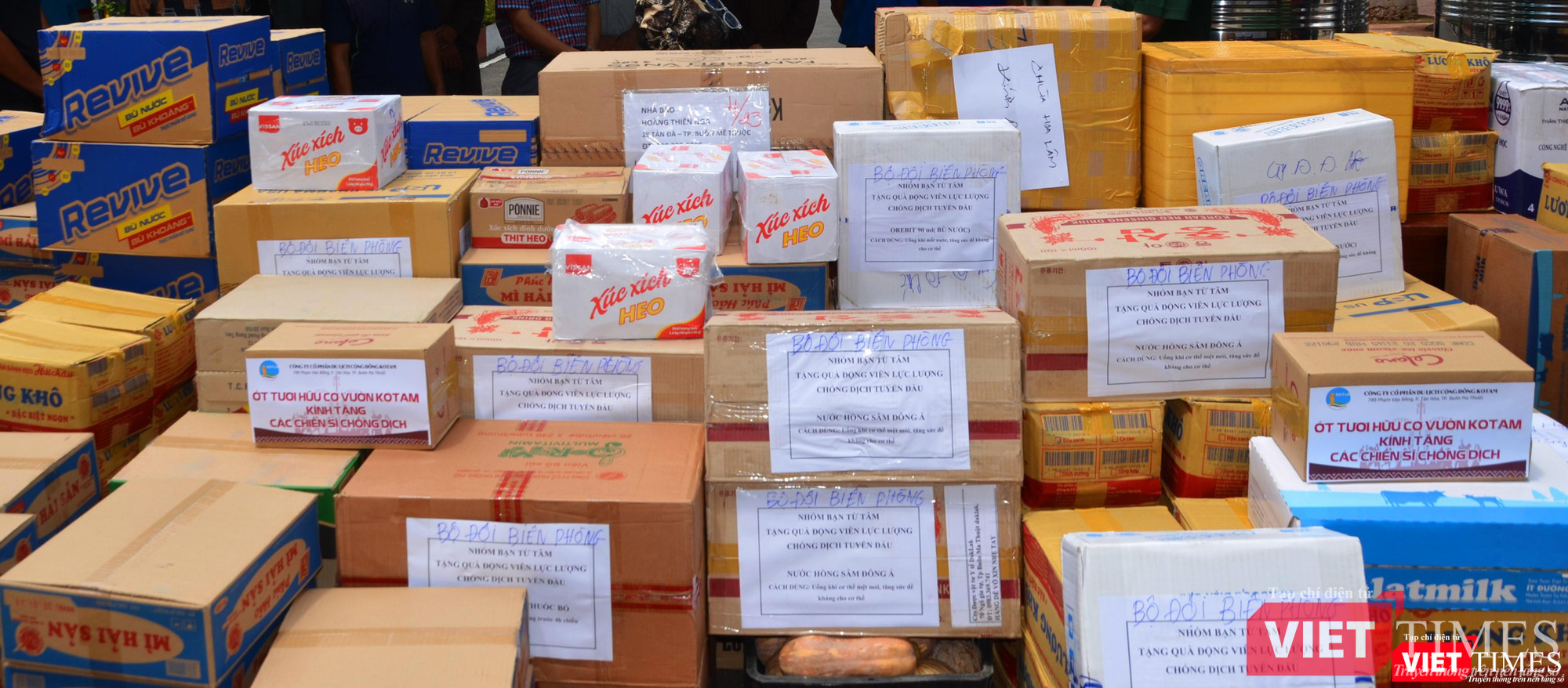 Từng phần quà đều đong đầy tình cảm yêu quý của người dân