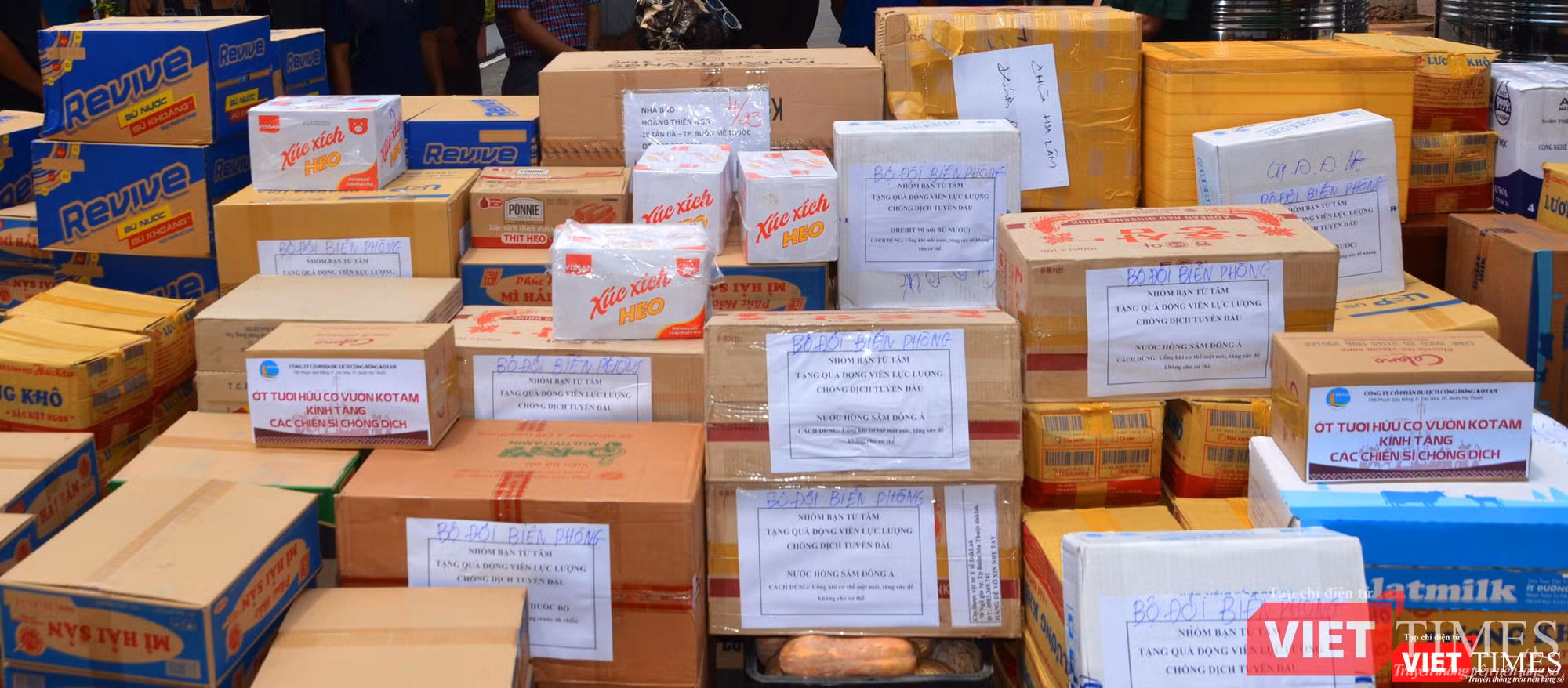 Từng phần quà đều đong đầy tình cảm yêu quý của người dân Từng phần quà đều đong đầy tình cảm yêu quý của người dân