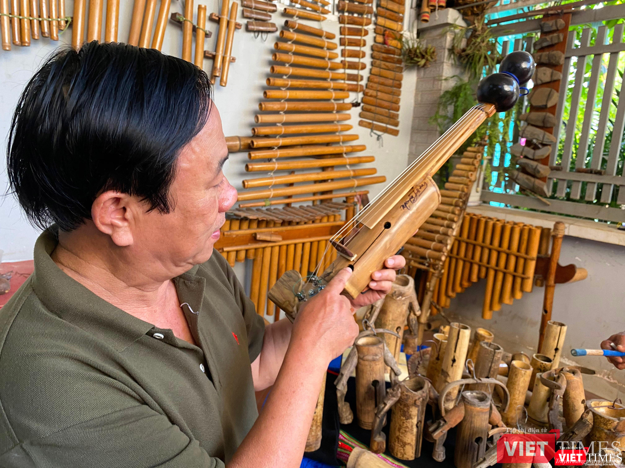 Tuổi ngoài sáu mươi, nhạc sĩ Nguyễn Trường đã dành phần lớn đời mình cho nhạc cụ dân gian.