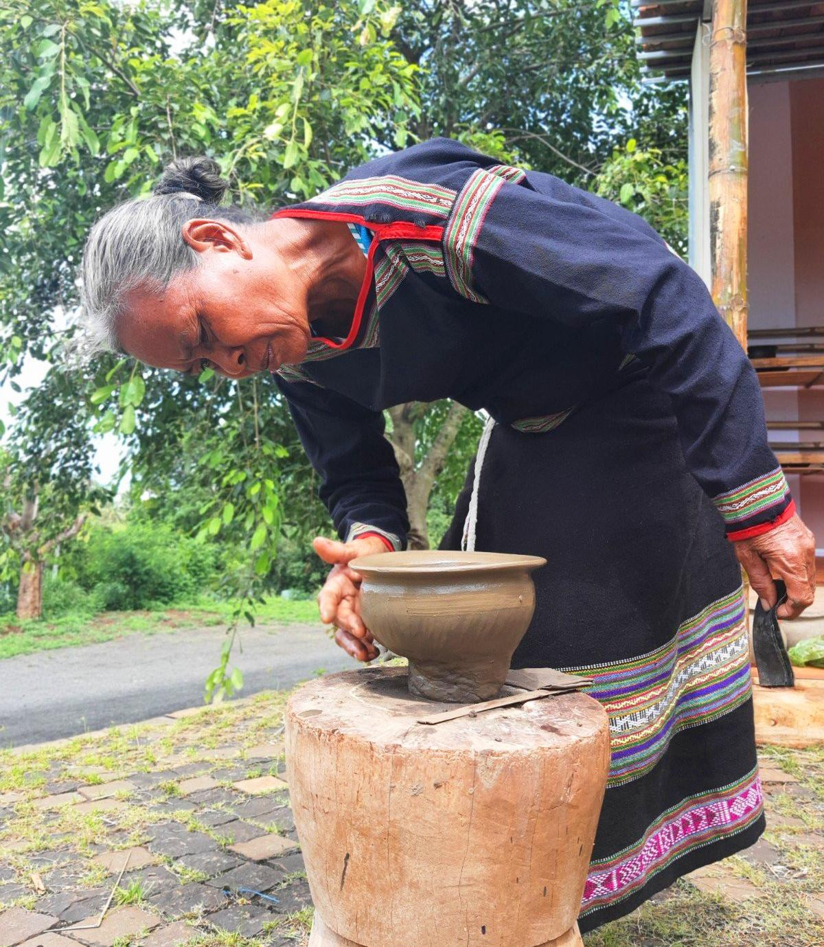 Và cách chuốt đất sét thành đồ gốm của người phụ nữ M'Nông thật cổ xưa