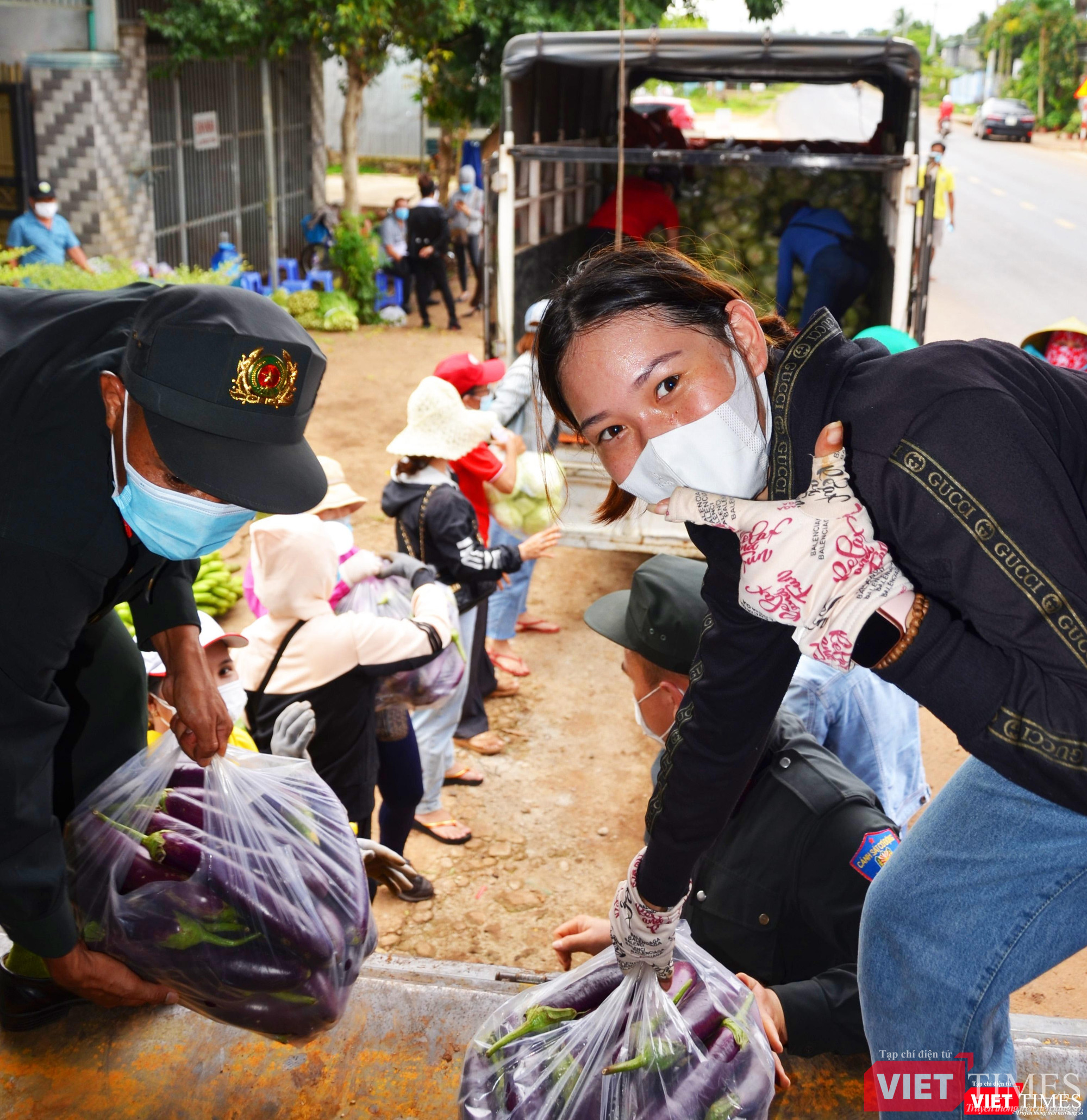 Bốc vác mướt mồ hôi mà vẫn vui