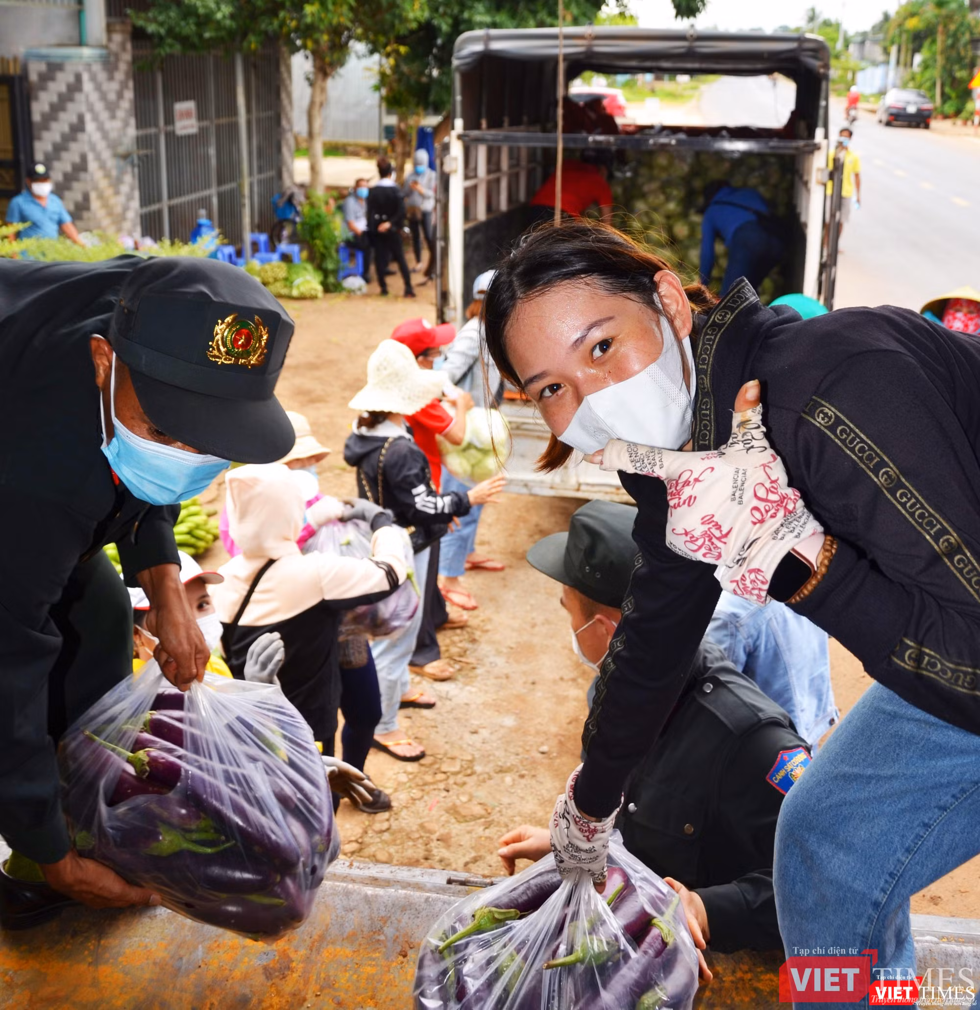 Bốc vác mướt mồ hôi mà vẫn vui