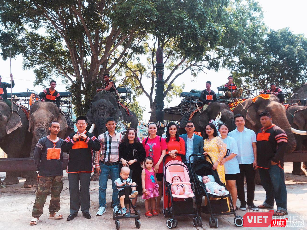 Dự tiệc cưới em gái út, cả 3 cô chị gái đều đã có em bé