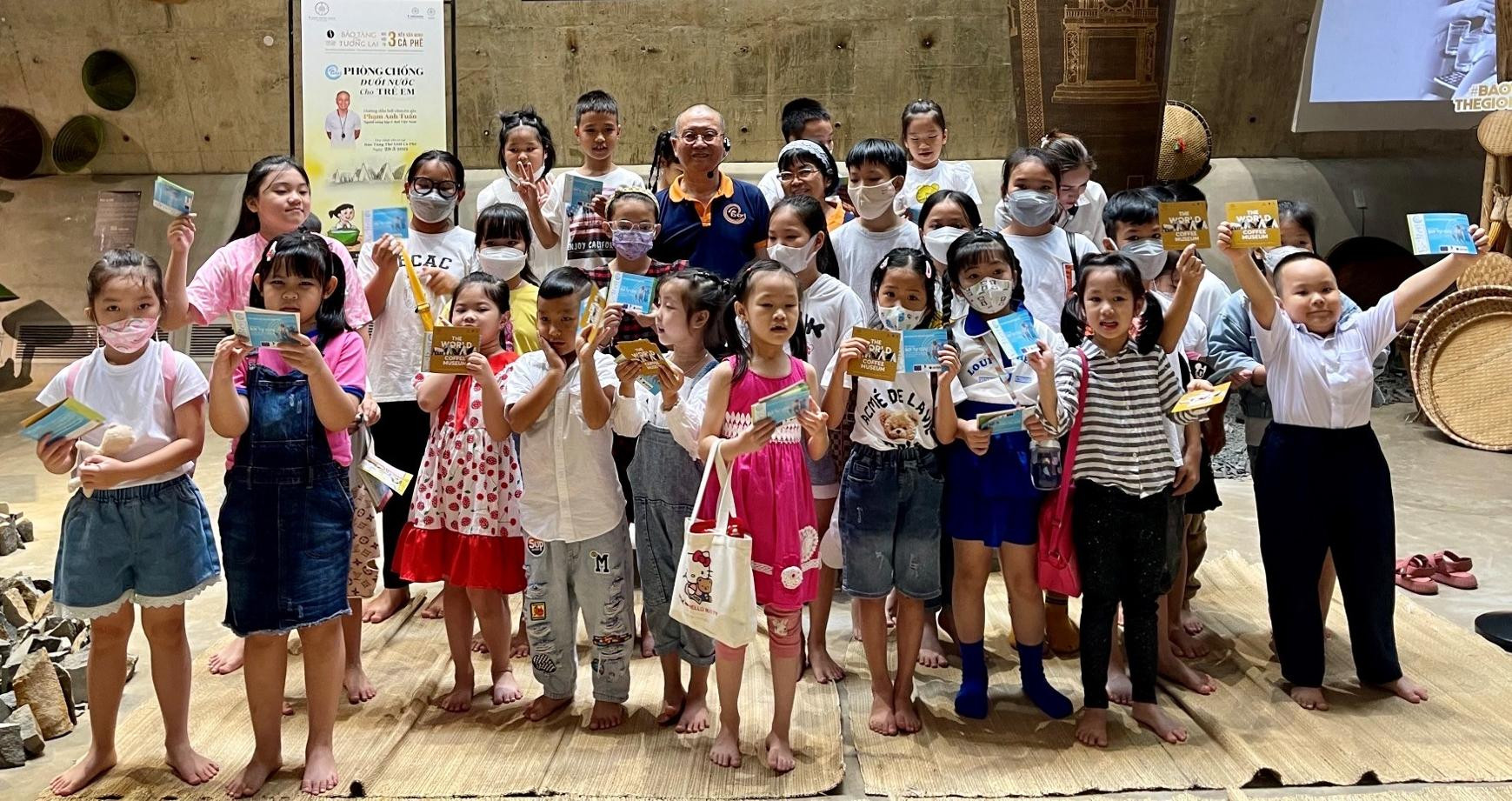 Tuổi ngoài 70, ông "Tuấn E Bơi" vẫn dạy trẻ phòng chống đuối nước hiệu quả