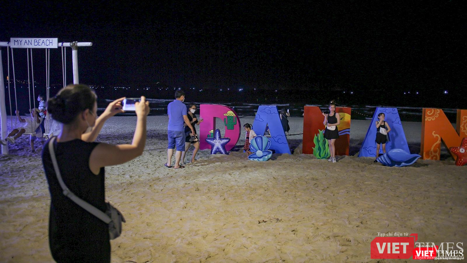 Du khách hứng thú checkin với bãi biển đêm Mỹ An