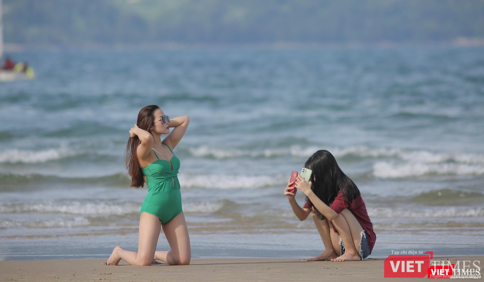 Du khách khoe dáng trên biển