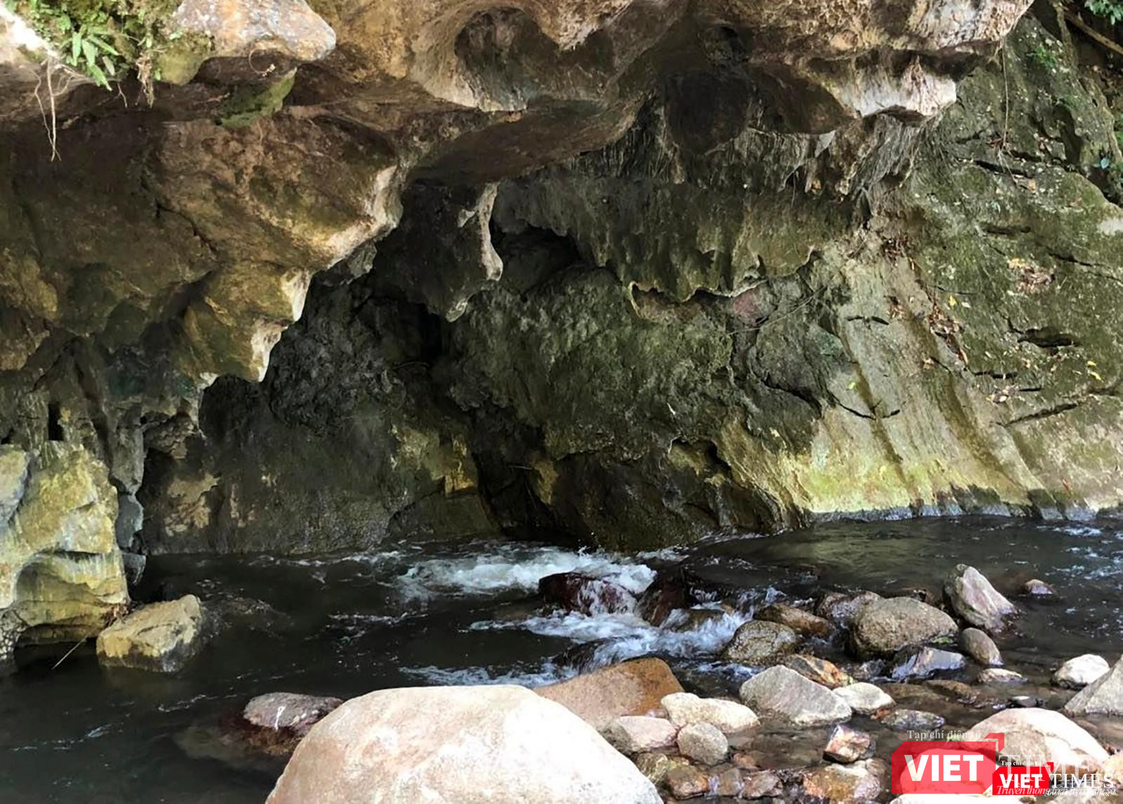 Một góc dòng suối Bhơm Lom chảy qua hang Gợp