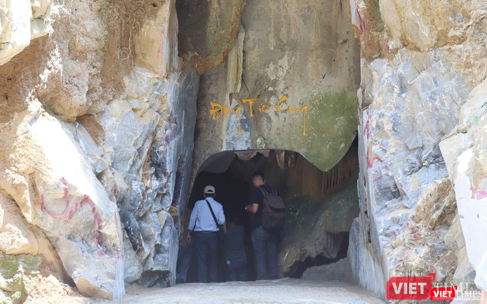 Cửa dẫn vào các hang động và khối thạch nhũ trước cửa hang được chủ đầu tư cắt, khoét rộng để mở lối vào