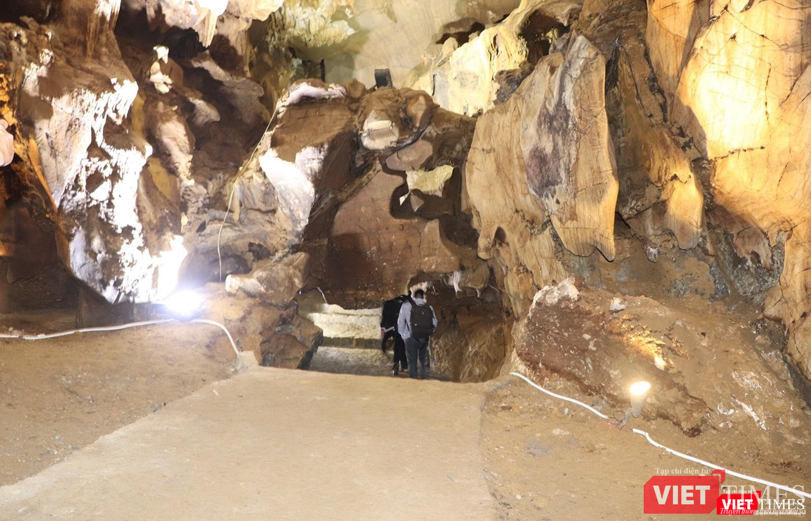 Lối đi lại bên trong hang được... bê tông hoá