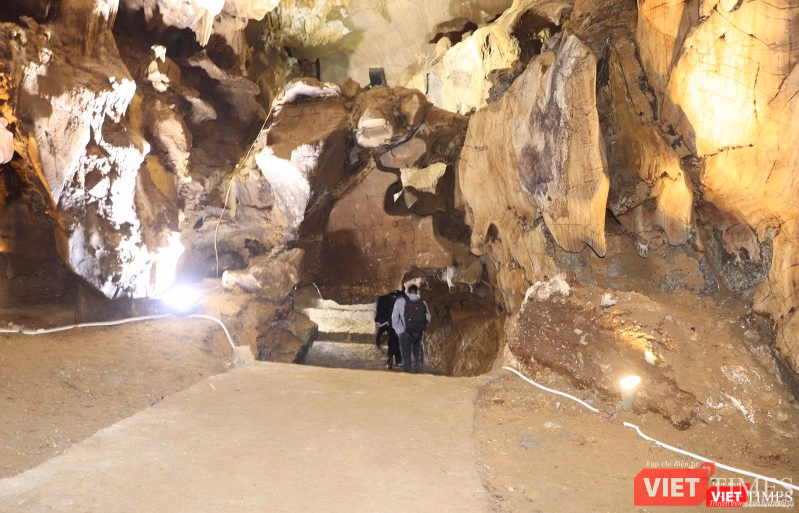 Lối đi lại bên trong hang được... bê tông hoá