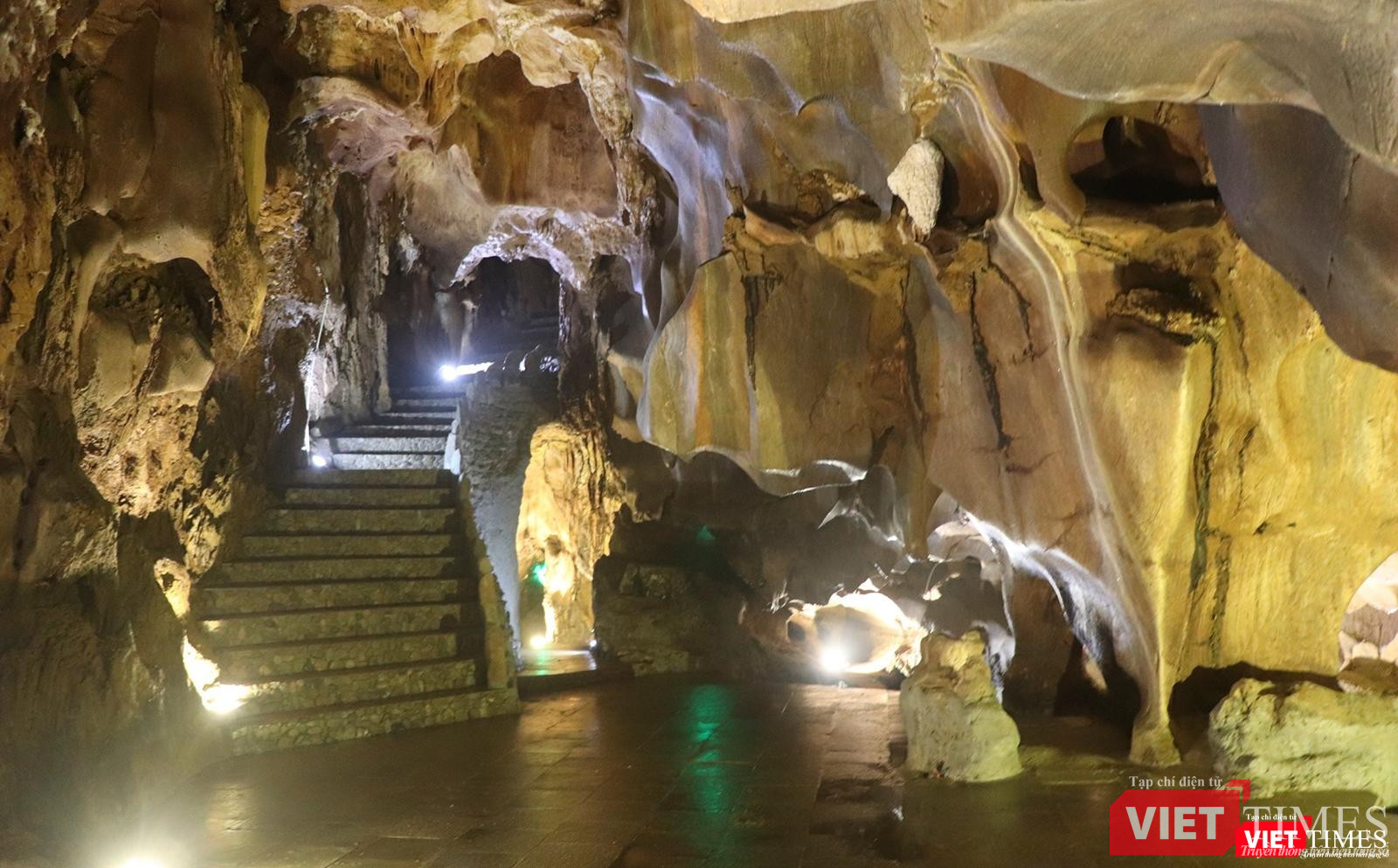 Hệ thống bậc cấp nhân tạo được chủ đầu tư xây dựng bên cạnh những khối thạch nhũ hàng triệu năm
