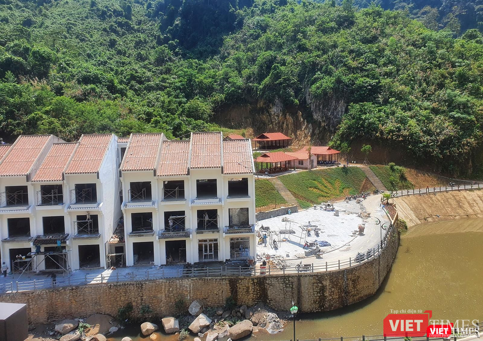 Dòng suối thơ mộng được bê tông hoá và xây dựng công trình để đáp ứng nhu cầu lưu trú của du khách