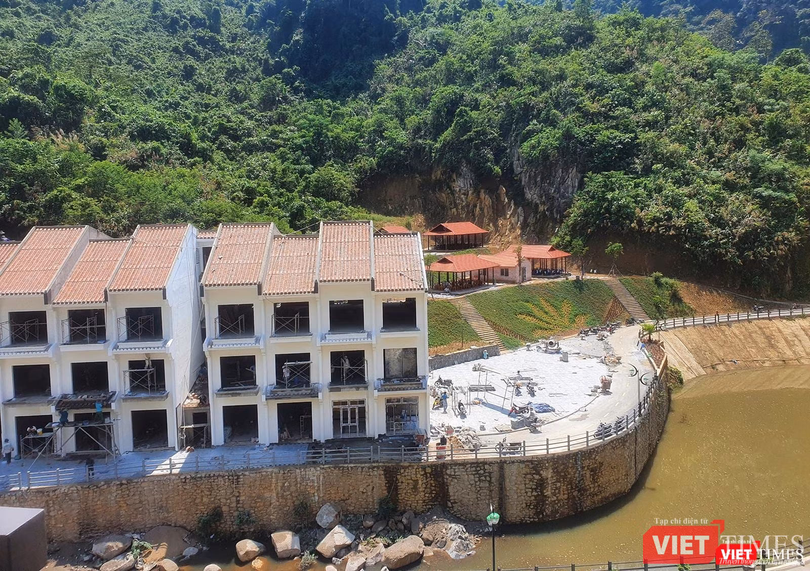 Dòng suối thơ mộng được bê tông hoá và xây dựng công trình để đáp ứng nhu cầu lưu trú của du khách