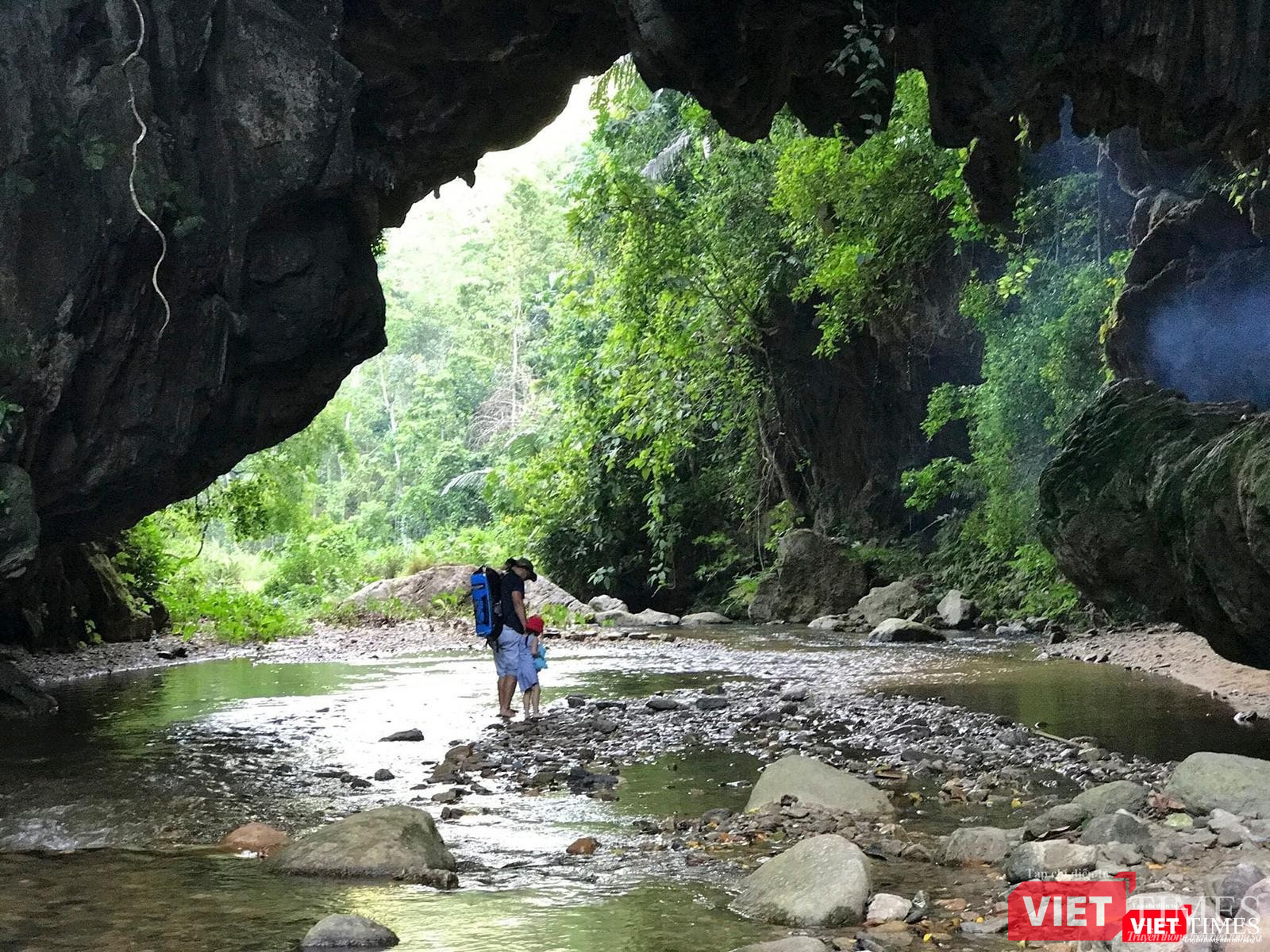 Cha và con (ảnh Trung Đào)