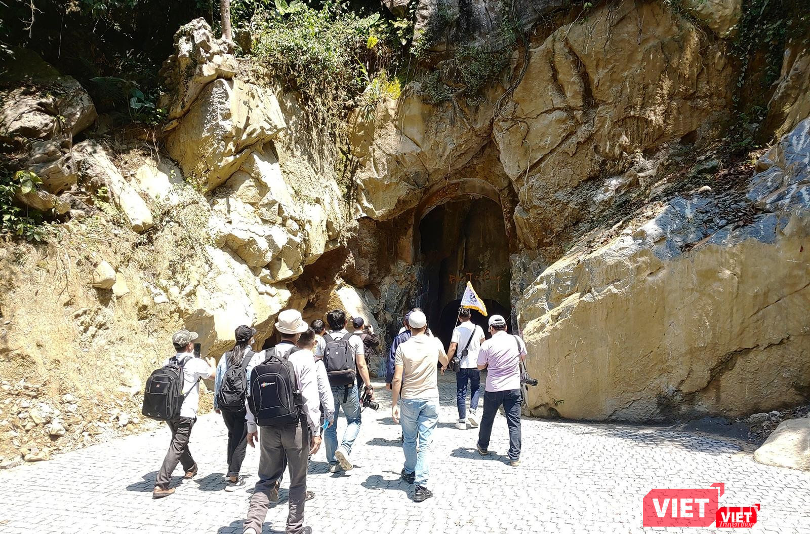 Cửa động được khoét rộng và lát đá