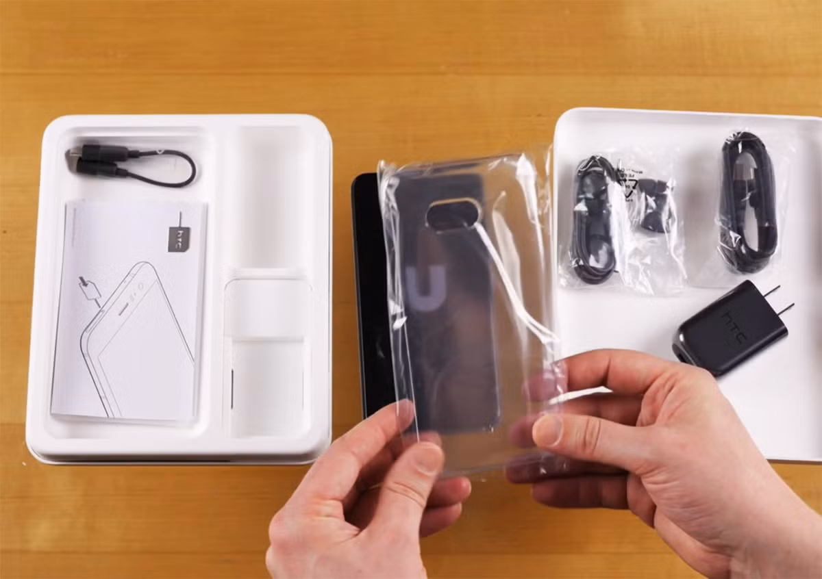 Mở hộp siêu phẩm HTC U 11 ảnh 8