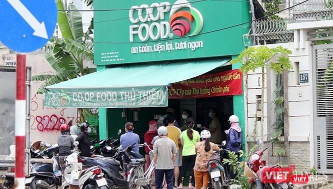 Chợ đầu mối, chợ dân sinh, chợ tự phát buộc phải đóng cửa, nguồn cung cấp nhu yếu phẩm của người dân phụ thuộc hoàn toàn vào các siêu thị nhưng năng lực phục vụ đơn hàng không đáp ứng nổi, khiến TP.HCM phải cho hệ thống shipper hoạt động trở lại cuối tháng 9/2021 với yêu cầu test kiểm tra virus gắt gao