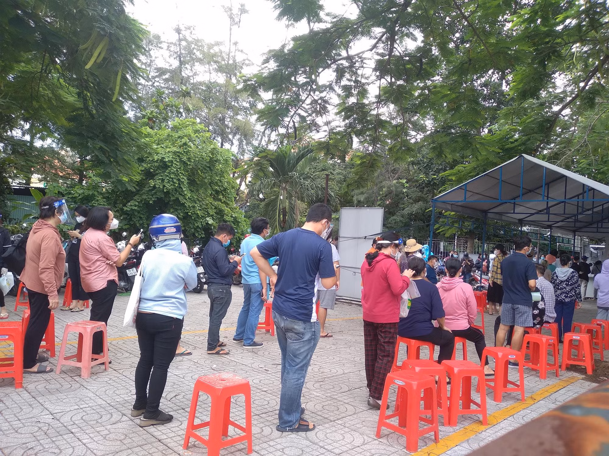 Người dân TP.HCM phải thường xuyên tập trung test kiểm tra Covid-19 khi đi khám tại các bệnh viện. Ảnh chụp người dân đang xếp hàng rồng rắn khi vào bệnh viện Lê Văn Thịnh để chờ tới lượt được test tháng 8/2021. Ảnh: GVT. Người dân TP.HCM phải thường xuyên tập trung test kiểm tra Covid-19 khi đi khám tại các bệnh viện. Ảnh chụp người dân đang xếp hàng rồng rắn khi vào bệnh viện Lê Văn Thịnh để chờ tới lượt được test tháng 8/2021. Ảnh: GVT.