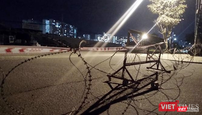 Dây kẽm gai đã được giăng kín từ ngày 1/8/2021 tại đường Cao Đức Lân giao với đường Lương Định (khu vực 1, TP. Thủ Đức) của để chuẩn bị thiết lập "vùng xanh". Ảnh: GVT. Dây kẽm gai đã được giăng kín từ ngày 1/8/2021 tại đường Cao Đức Lân giao với đường Lương Định (khu vực 1, TP. Thủ Đức) của để chuẩn bị thiết lập "vùng xanh". Ảnh: GVT.