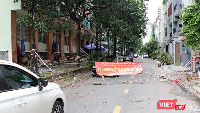 Nhiều lối đi lại nội bộ trong khu vực "vùng xanh" thuộc phường An Phú (Q.2 cũ) cũng được rào kín bằng dây kẽm gai. Ảnh: GVT. Nhiều lối đi lại nội bộ trong khu vực "vùng xanh" thuộc phường An Phú (Q.2 cũ) cũng được rào kín bằng dây kẽm gai. Ảnh: GVT.