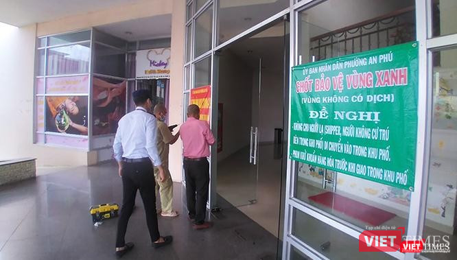 Các khu chung cư ở khu vực "vùng xanh" cũng được gắn thông báo "chốt bảo vệ vùng xanh" để nhấn mạnh một lần nữa. Ảnh: GVT. Các khu chung cư ở khu vực "vùng xanh" cũng được gắn thông báo "chốt bảo vệ vùng xanh" để nhấn mạnh một lần nữa. Ảnh: GVT.