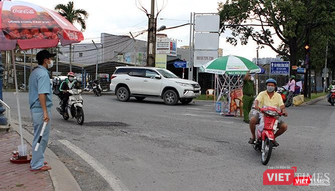 Chốt canh gác người và phương tiện tại điểm giao đường Nguyễn Hoàng - đường Song Hành lúc mới lập "vùng xanh", nay cũng đã được rào kín, thực hiện "phong toả cứng". Ảnh: GVT. Chốt canh gác người và phương tiện tại điểm giao đường Nguyễn Hoàng - đường Song Hành lúc mới lập "vùng xanh", nay cũng đã được rào kín, thực hiện "phong toả cứng". Ảnh: GVT.