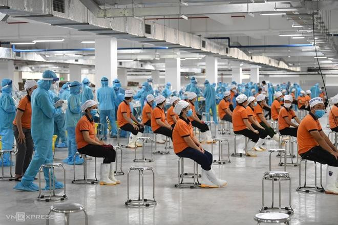 Việt Nam tăng cường xét nghiệp và phủ vaccine cho công nhân tại các khu công nghiệp. Ảnh VNE. Việt Nam tăng cường xét nghiệp và phủ vaccine cho công nhân tại các khu công nghiệp. Ảnh VNE.