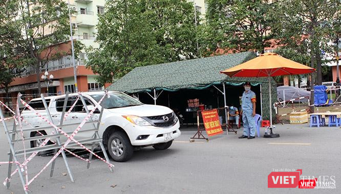 Lối ra vào duy nhất hiện nay ở khu vực "vùng xanh" chốt chặn tại đường Vũ Tông Phan thuộc phường An Phú (Q.2 cũ, TP.HCM). Ảnh: GVT. Lối ra vào duy nhất hiện nay ở khu vực "vùng xanh" chốt chặn tại đường Vũ Tông Phan thuộc phường An Phú (Q.2 cũ, TP.HCM). Ảnh: GVT.