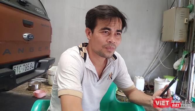 Anh Hoàng Trung Hải (SN 1986) là một chủ tiệm gara trên đường Đỗ Xuân Hợp (TP. Thủ Đức) bạc cả tóc nhiều tháng nay mà không thấy lối ra khi giãn cách kéo dài gây ảnh hưởng tới việc kinh doanh. Ảnh: GVT. Anh Hoàng Trung Hải (SN 1986) là một chủ tiệm gara trên đường Đỗ Xuân Hợp (TP. Thủ Đức) bạc cả tóc nhiều tháng nay mà không thấy lối ra khi giãn cách kéo dài gây ảnh hưởng tới việc kinh doanh. Ảnh: GVT.