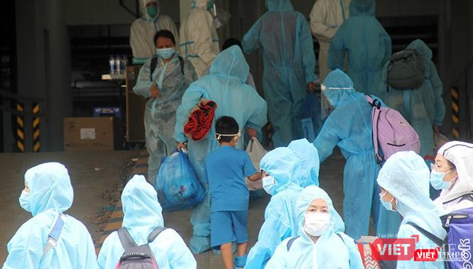"Với biến chủng Delta việc truy vết, bóc tách hoàn toàn F0 ra khỏi cộng đồng trở nên bất khả thi ở những địa phương có dịch bùng phát mạnh", Tiến sĩ Hồ Quốc Tuấn (Đại học Bristol, Vương quốc Anh) nói. Trong ảnh là người dân TP.HCM đang vào khu bệnh viện dã chiến tại TP.Thủ Đức. Ảnh: GVT. "Với biến chủng Delta việc truy vết, bóc tách hoàn toàn F0 ra khỏi cộng đồng trở nên bất khả thi ở những địa phương có dịch bùng phát mạnh", Tiến sĩ Hồ Quốc Tuấn (Đại học Bristol, Vương quốc Anh) nói. Trong ảnh là người dân TP.HCM đang vào khu bệnh viện dã chiến tại TP.Thủ Đức. Ảnh: GVT.