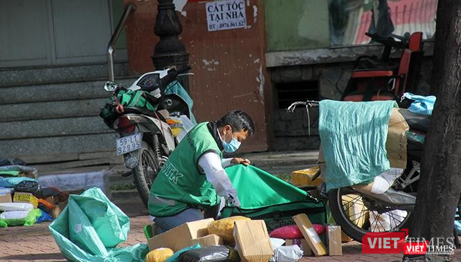 Những shipper ở TP.HCM nỗ lực chuyển những chuyến hàng cuối cùng trước khi thành phố bước vào giai đoạn giãn cách gắt gao hồi cuối tháng 8/2021