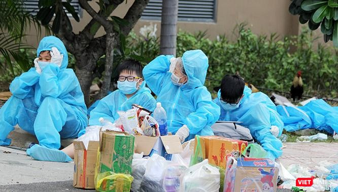 Dù đã trải qua hơn 100 ngày giãn cách nhưng TP.HCM vẫn phát hiện hàng ngàn ca nhiễm mới mỗi ngày. Ảnh chụp tại khu cách ly bệnh viện dã chiến ở TP.Thủ Đức. Ảnh: GVT.