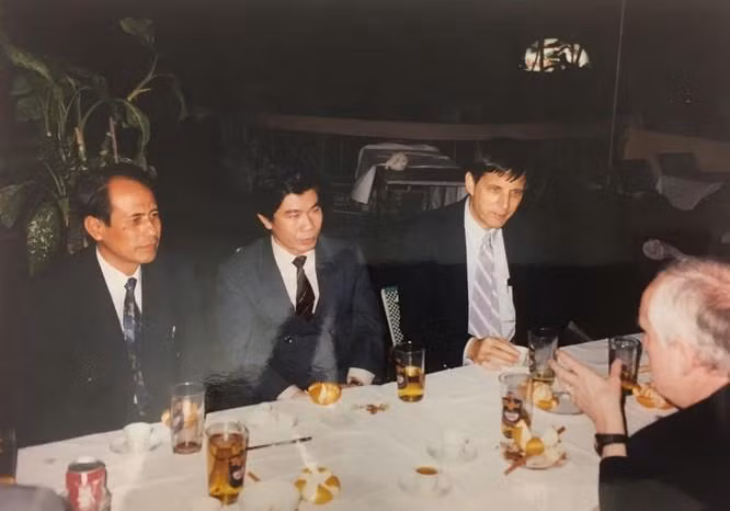 Giáo sư David Dapice trong một bữa tối với Tiến sĩ Lưu Bích Hồ, cố viện trưởng Viện Chiến lược và Phát triển, Bộ Kế hoạch và Đầu tư và ông Lê Đức Thúy, Thống đốc Ngân hàng Nhà nước, thành viên trong đoàn tham quan khảo sát về kinh tế thị trường ở Đông Á năm 1991. (Ảnh: ST)