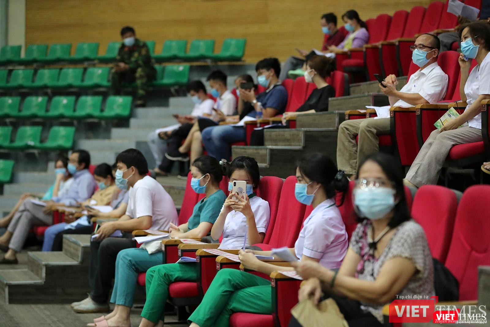 Khu vực ngồi chờ tiêm vaccine COVID-19