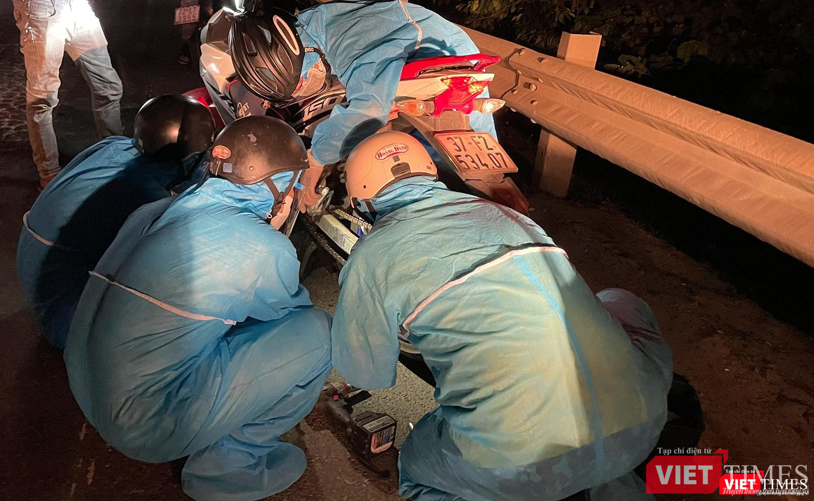 Cứu hộ 1 chiếc xe hỏng hóc ngay bên đường