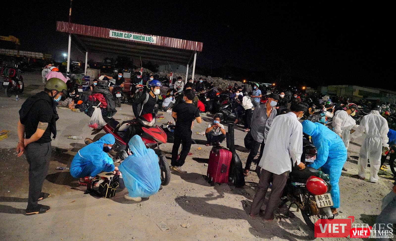 Các bạn trẻ xuyên đêm hỗ trợ người dân tại điểm dừng chân tạm