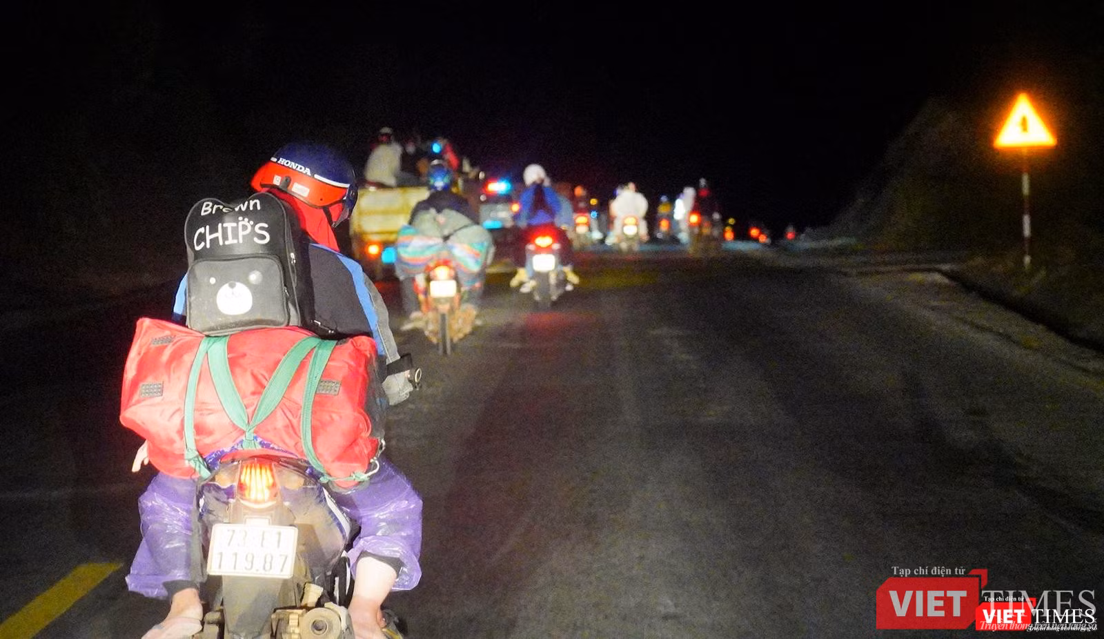 Sau giấc ngủ ngắn, đoàn người lại tiếp tục lên đường với những chiếc xe đã được kiểm tra, bảo dưỡng