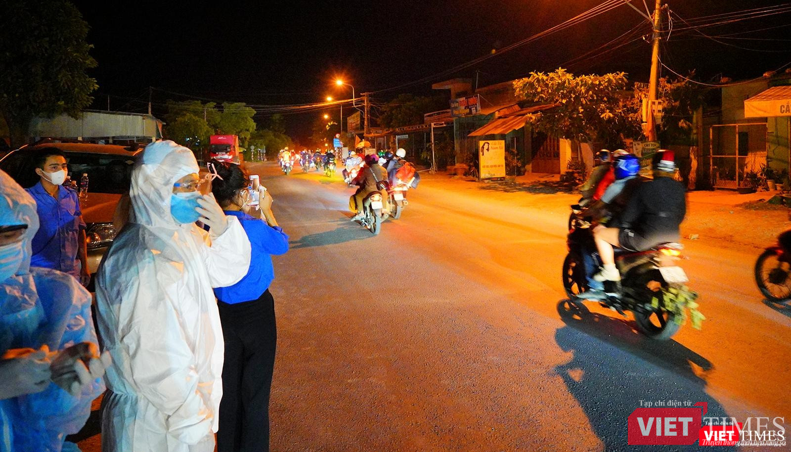 Đoàn xe đi ngang qua địa phần Đà Nẵng vào lúc rạng sáng