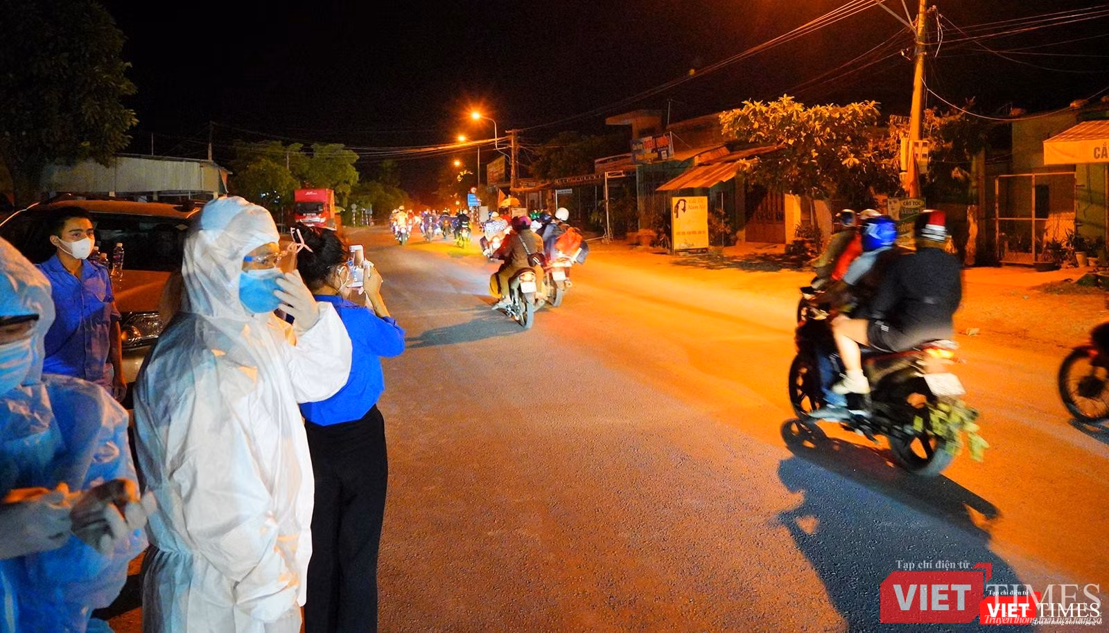 Đoàn xe đi ngang qua địa phần Đà Nẵng vào lúc rạng sáng